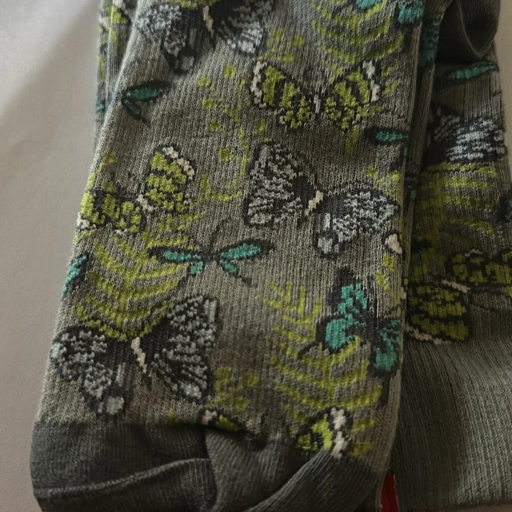 VIM&VIGR Moderate Compression Knee-High Socks in Gray & Green - Picture 4 of 4